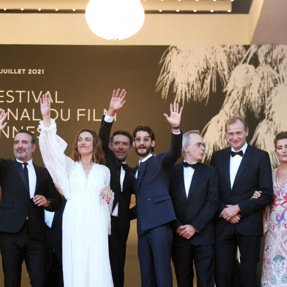 Roselyne Bachelot, Fatou N'Diaye, Jean Dujardin, Natacha Lindinger, Nicolas Bedos, Pierre Niney, Jean-François Halin - Montée des marches du film " OSS 117 : Alerte rouge en Afrique Noire " lors du 74ème Festival International du Film de Cannes. Le 17 juillet 2021 © Borde-Jacovides-Moreau / Bestimage