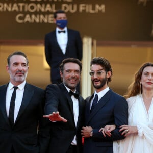 Fatou N'Diaye, Jean Dujardin, Nicolas Bedos, Pierre Niney, Natacha Lindinger, Jean-François Halin - Montée des marches du film " OSS 117 : Alerte rouge en Afrique Noire " lors du 74ème Festival International du Film de Cannes. Le 17 juillet 2021 © Borde-Jacovides-Moreau / Bestimage