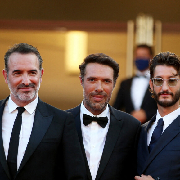 Fatou N'Diaye, Jean Dujardin, Nicolas Bedos, Pierre Niney, Natacha Lindinger - Montée des marches du film " OSS 117 : Alerte rouge en Afrique Noire " lors du 74ème Festival International du Film de Cannes. Le 17 juillet 2021 © Borde-Jacovides-Moreau / Bestimage