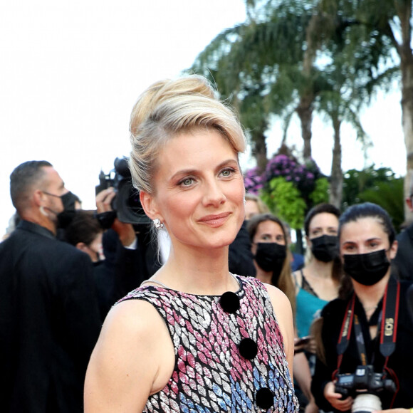 Mélanie Laurent - Montée des marches du film " OSS 117 : Alerte rouge en Afrique Noire " lors du 74ème Festival International du Film de Cannes. Le 17 juillet 2021 © Borde-Jacovides-Moreau / Bestimage