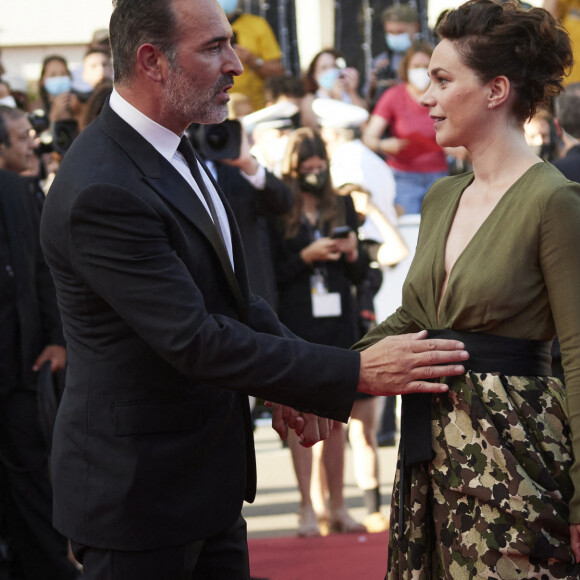 Jean Dujardin et sa femme Nathalie Péchalat - Montée des marches du film " OSS 117 : Alerte rouge en Afrique Noire " lors du 74ème Festival International du Film de Cannes. Le 17 juillet 2021 © Borde-Jacovides-Moreau / Bestimage