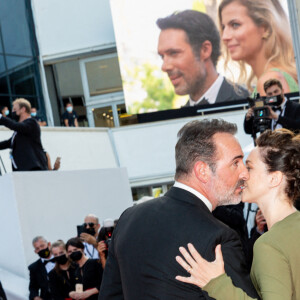 Jean Dujardin et sa femme Nathalie Péchalat - Montée des marches du film " OSS 117 : Alerte rouge en Afrique Noire " lors du 74ème Festival International du Film de Cannes. Le 17 juillet 2021 © Borde-Jacovides-Moreau / Bestimage