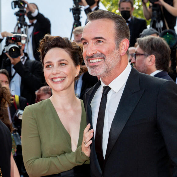 Jean Dujardin et sa femme Nathalie Péchalat - Montée des marches du film " OSS 117 : Alerte rouge en Afrique Noire " lors du 74ème Festival International du Film de Cannes. © Borde-Jacovides-Moreau / Bestimage