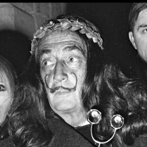 Salvador Dali et Amanda Lear à Paris en 1968. 