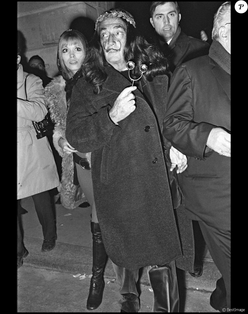 Salvador Dali et Amanda Lear à Paris en 1968.