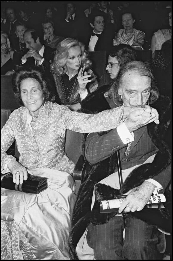 Salvador Dali et son épouse Gala à Paris, au concert de Charles Trenets à L'Olympia. 