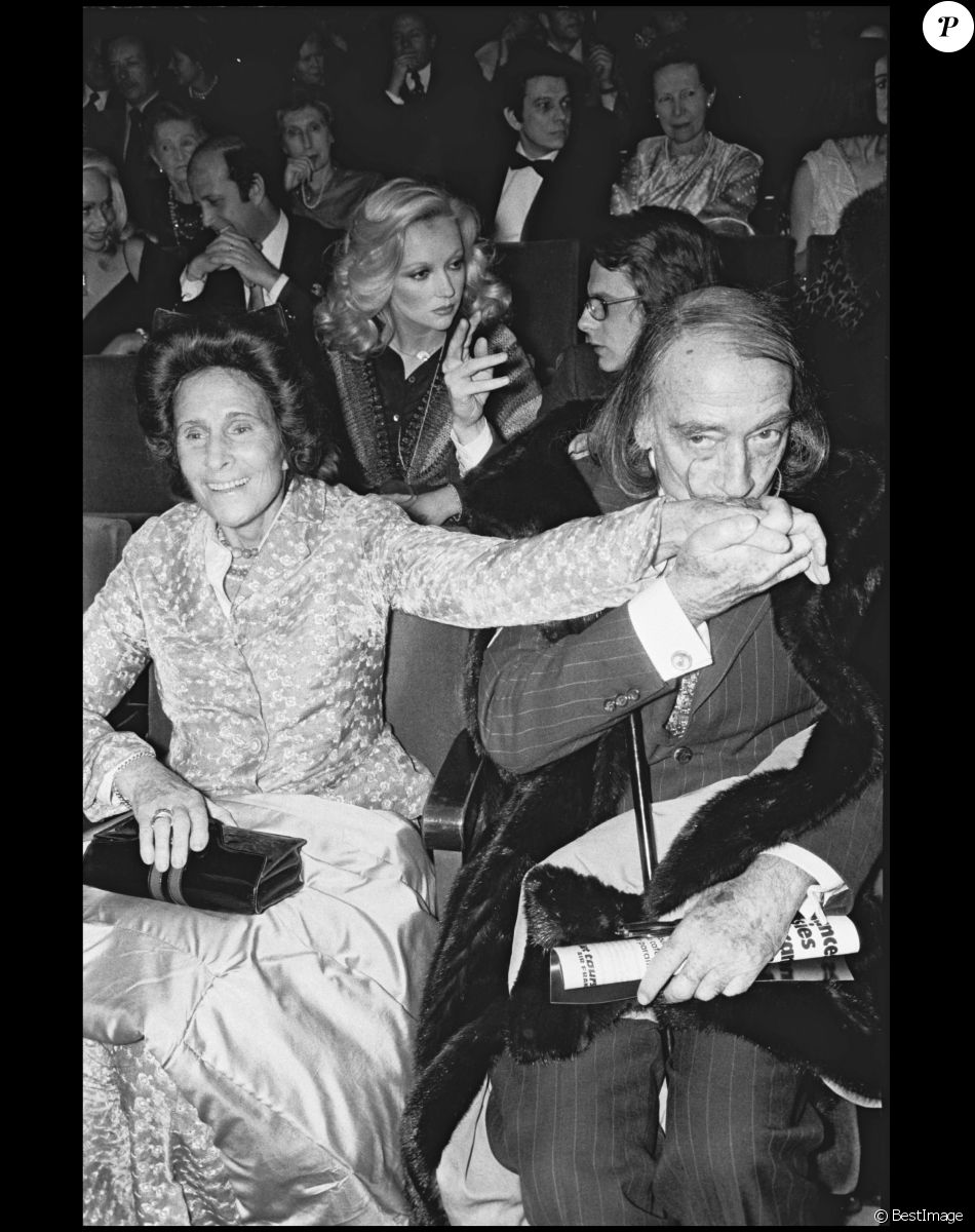 Salvador Dali et son épouse Gala à Paris, au concert de Charles Trenets à L'Olympia.