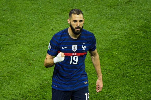 Attitude - Joie de Karim Benzema ( 19 - France ) - Match de football de l'Euro 2020 : La France s'incline devant la Suisse après les tirs au but au stade Arena Nationala à Bucarest le 28 juin 2021. © Federico Pestellini / Panoramic / Bestimage  Euro 2020 football match: France lose to Switzerland after penalties at the Arena Nationala stadium in Bucharest 