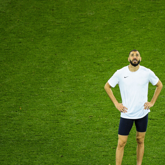 Attitude - Deception de Karim Benzema ( 19 - France ) - Match de football de l'Euro 2020 : La France s'incline devant la Suisse après les tirs au but au stade Arena Nationala à Bucarest le 28 juin 2021. © Federico Pestellini / Panoramic / Bestimage  Euro 2020 football match: France lose to Switzerland after penalties at the Arena Nationala stadium in Bucharest 