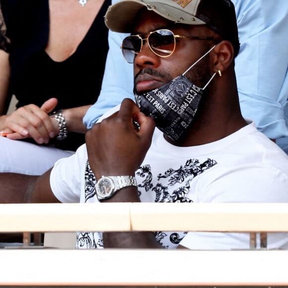 Teddy Riner dans les tribunes des Internationaux de France de Roland Garros à Paris le 11 juin 2021. © Dominique Jacovides / Bestimage