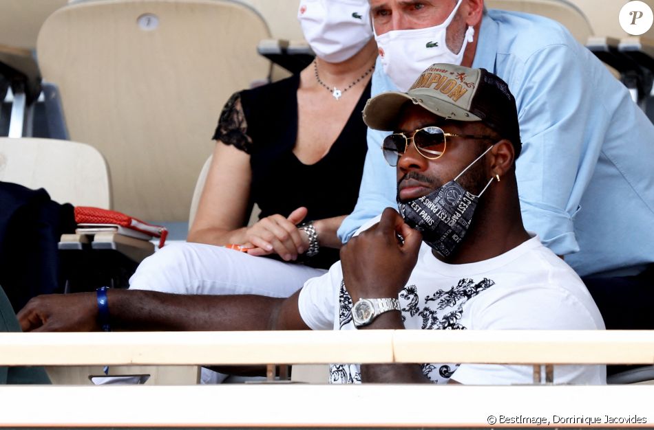 Teddy Riner dans les tribunes des Internationaux de France de Roland Garros à Paris le 11 juin 2021. © Dominique Jacovides / Bestimage
