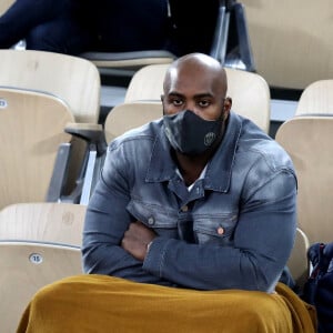 Teddy Riner en tribune lors de la finale homme des internationaux de tennis de Roland Garros à Paris remportée par Rafael Nadal en trois set le 11 octobre 2020. © Dominique Jacovides / Bestimage