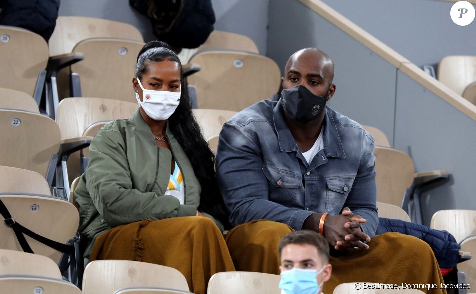 Teddy Riner et sa compagne Luthna Plocus en tribune lors de la finale homme des internationaux de tennis de Roland Garros à Paris remportée par Rafael Nadal en trois set le 11 octobre 2020. © Dominique Jacovides / Bestimage