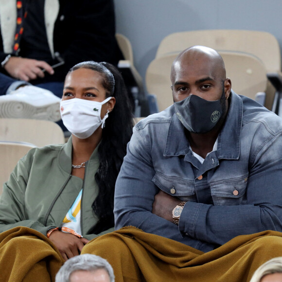 Teddy Riner et sa compagne Luthna Plocus en tribune lors de la finale homme des internationaux de tennis de Roland Garros à Paris remportée par Rafael Nadal en trois set le 11 octobre 2020. © Dominique Jacovides / Bestimage