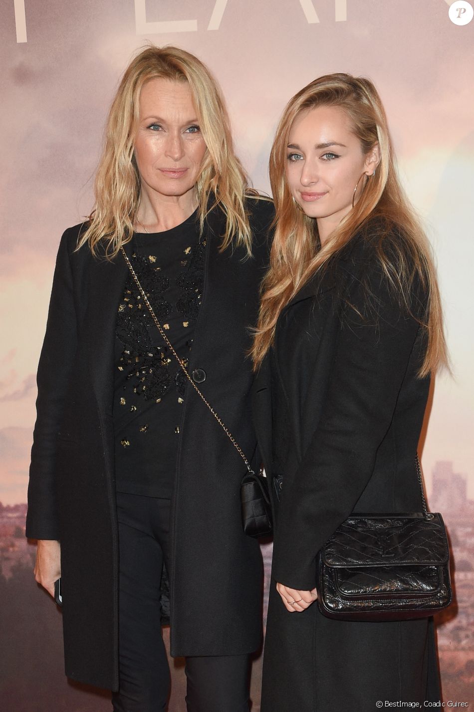 Estelle Lefébure avec sa fille Emma Smet à l'avant-première du film "Holy Lands" au cinéma UGC Normandie à Paris, France, le 4 décembre 2018. © Coadic Guirec/Bestimage