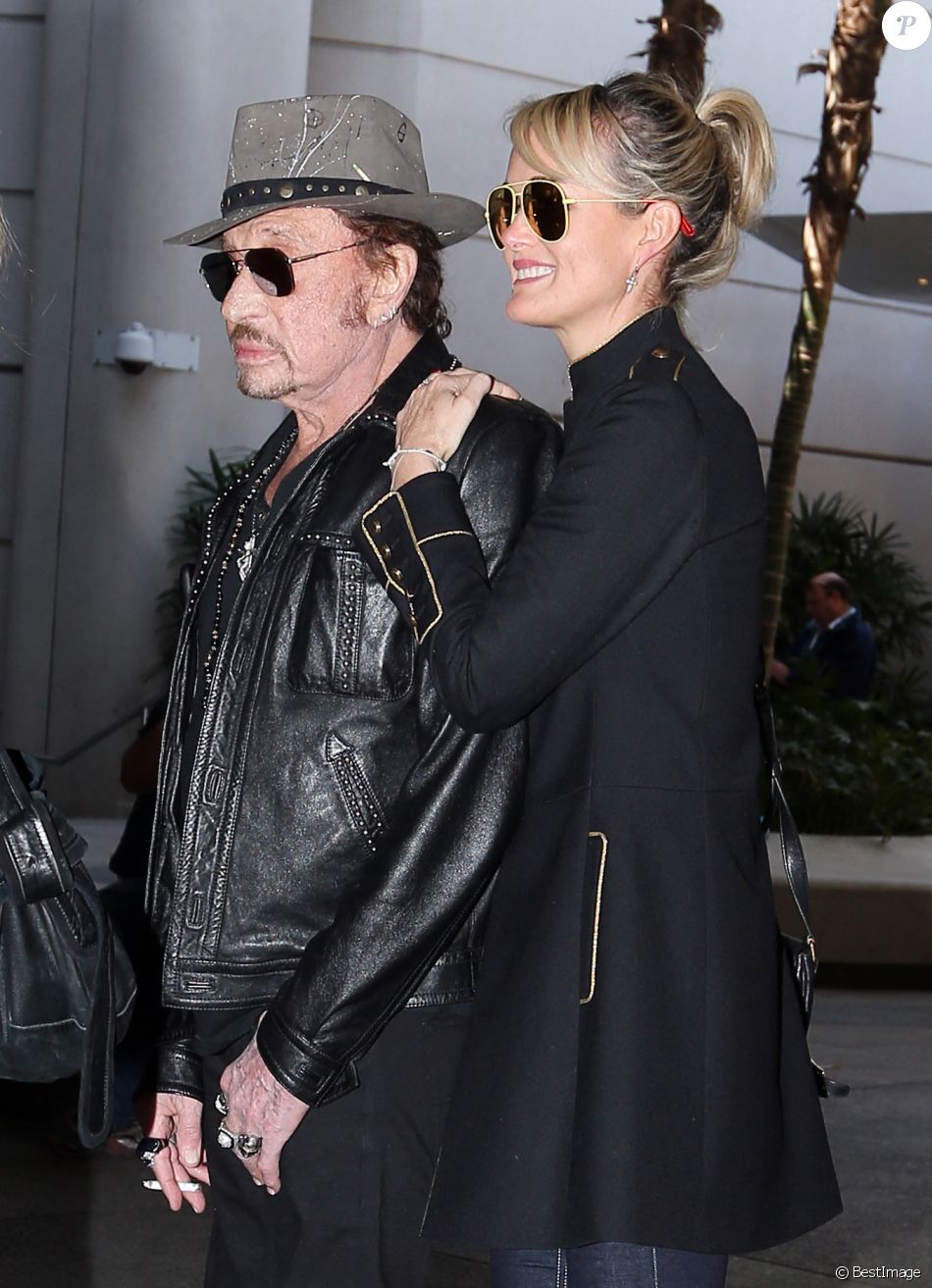Après son 75ème concert, Johnny Hallyday arrive en famille avec sa femme Laeticia et ses filles Jade et Joy à l'aéroport de Los Angeles en provenance de Paris le 29 mars 2016.
