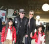 Après son 75ème concert, Johnny Hallyday repart en famille avec sa femme Laeticia et ses filles Jade et Joy à Los Angeles de l'aéroport Roissy Charles de Gaulle le 29 mars 2016.