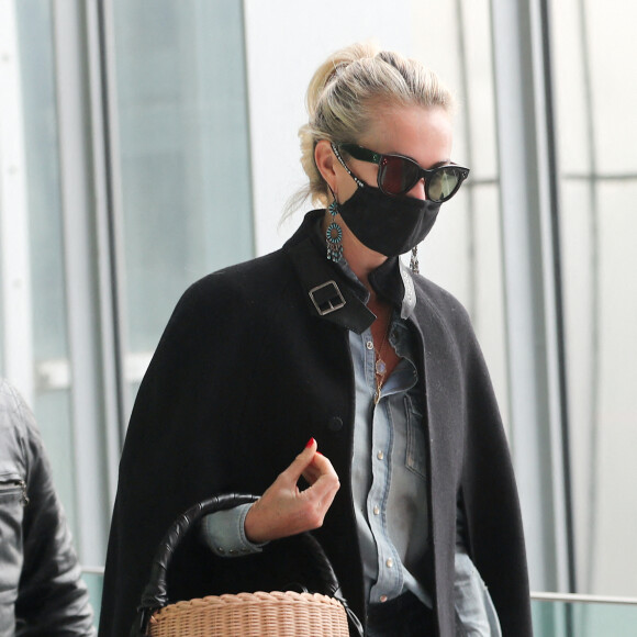 Exclusif - Laeticia Hallyday est à l'aéroport de Roissy-Charles-de-Gaulle pour prendre un vol à destination de Los Angeles, le 17 mars 2021.