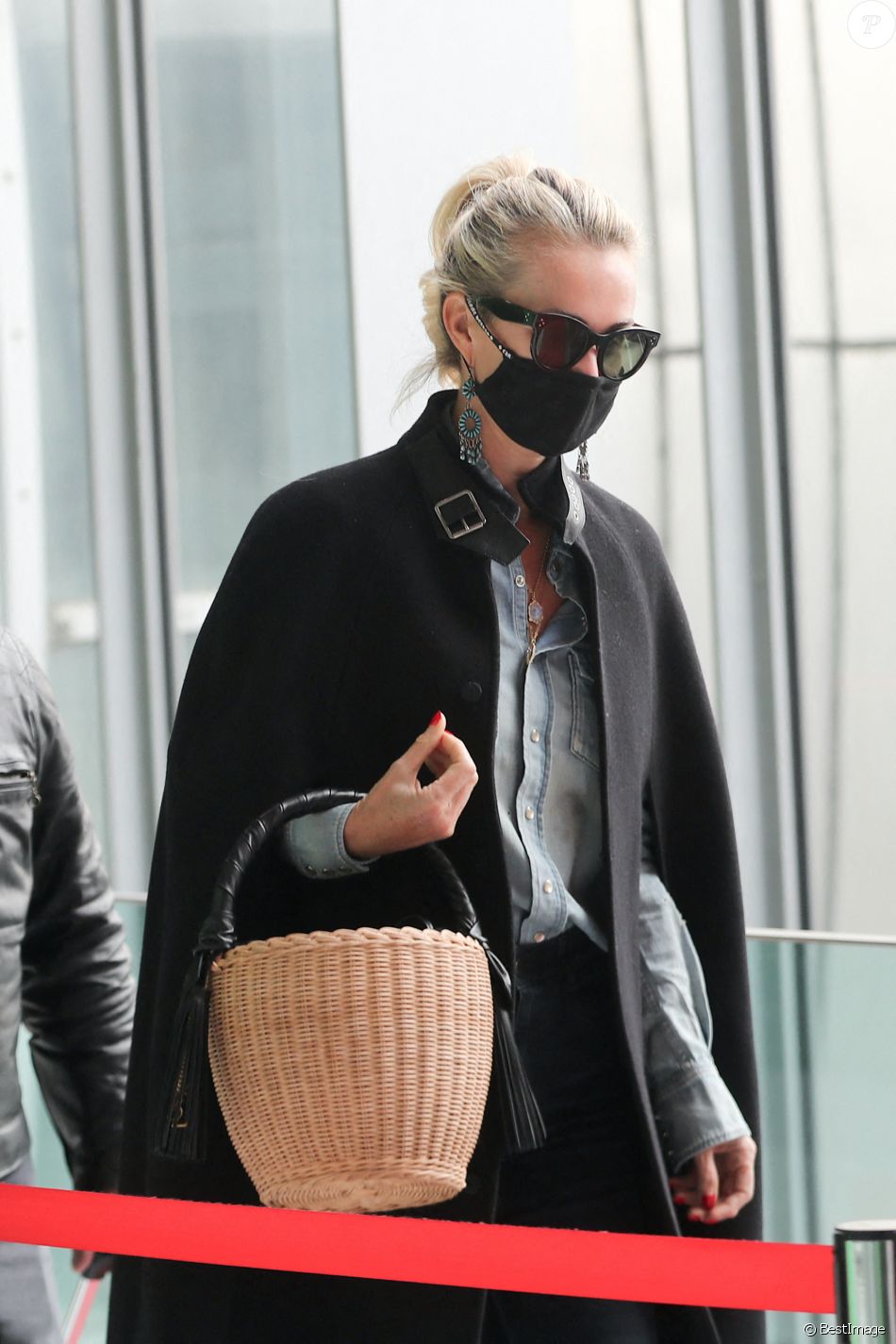 Exclusif - Laeticia Hallyday est à l'aéroport de Roissy-Charles-de-Gaulle pour prendre un vol à destination de Los Angeles, le 17 mars 2021.