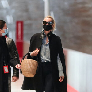 Exclusif - Laeticia Hallyday est à l'aéroport de Roissy-Charles-de-Gaulle pour prendre un vol à destination de Los Angeles, le 17 mars 2021.