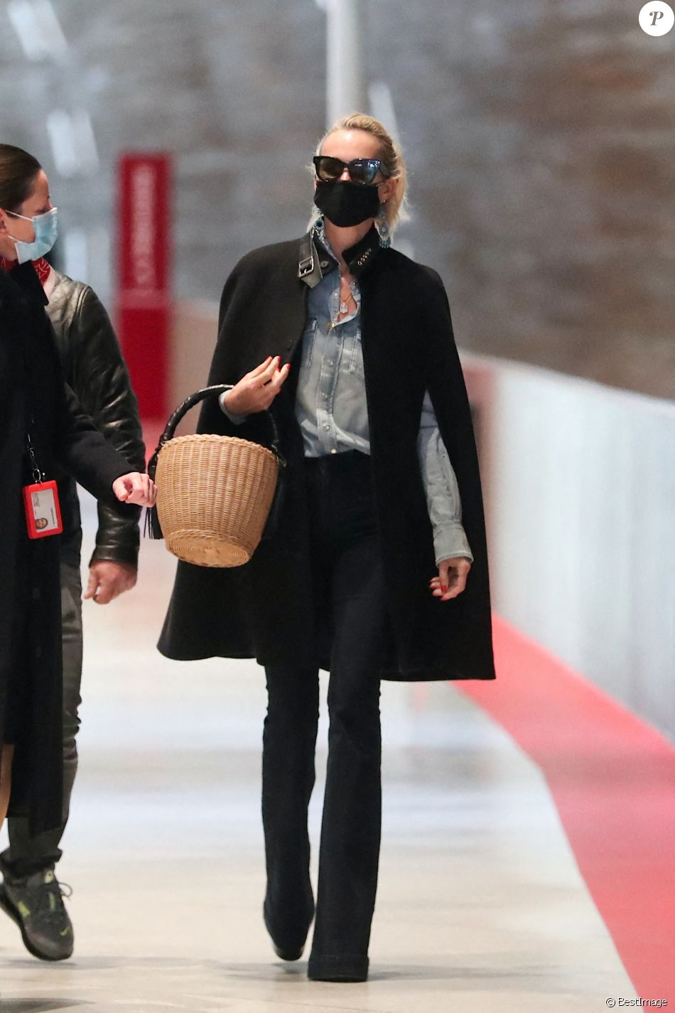Exclusif - Laeticia Hallyday est à l'aéroport de Roissy-Charles-de-Gaulle pour prendre un vol à destination de Los Angeles, le 17 mars 2021.