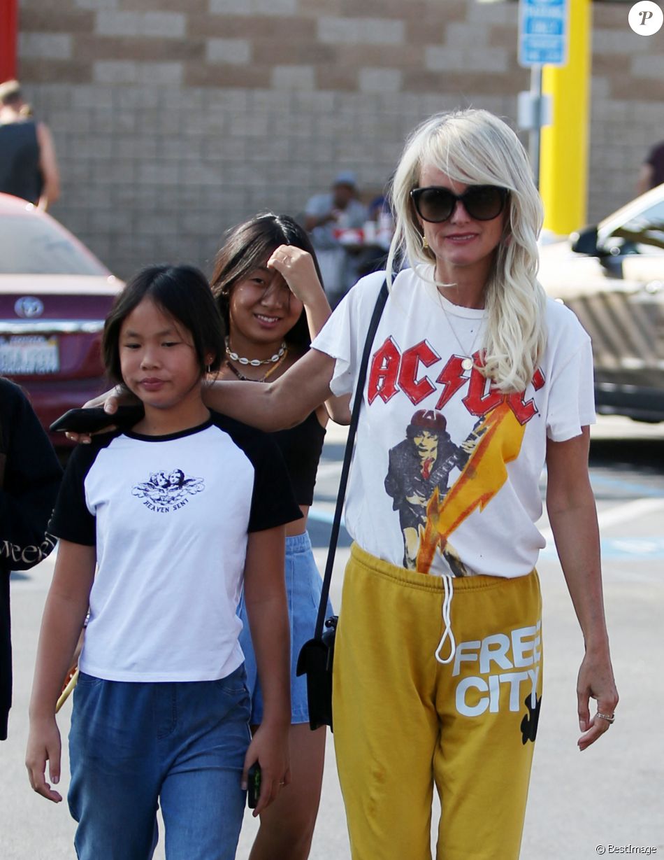 Semi-Exclusif - Laeticia Hallyday a déjeuné chez "In And Out Burger" avec ses filles Jade et Joy.