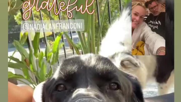 Laeticia Haliday en conversation vidéo avec son chien.
