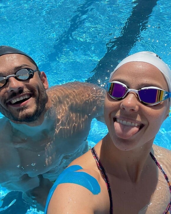 Florent Manaudou et sa compagne Pernille Blume à la piscine.