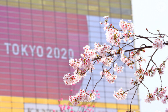 Bannières des jeux olympique de Tokyo 2020 affichées à Nihonbashi, Tokyo, Japon, le 23 mars 2020.