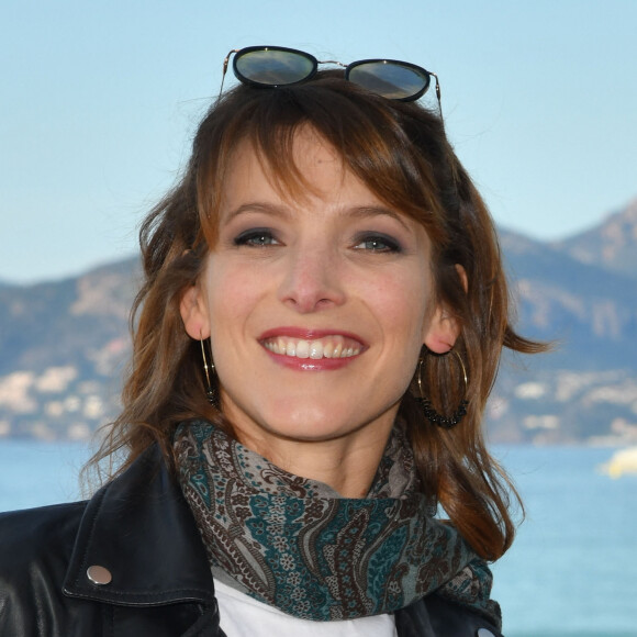 Elodie Varlet de la série "Plus Belle La Vie" sur la croisette lors de la 2ème édition du "Canneseries" à Cannes, France, le 7 avril 2019. © Bruno Bébert/Bestimage 