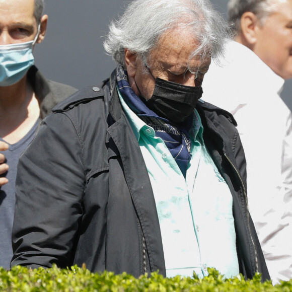 Hervé Vilard (René Villard) - Sorties des obsèques de Françoise Arnoul au cimetière du Père Lachaise à Paris. Le 26 juillet 2021