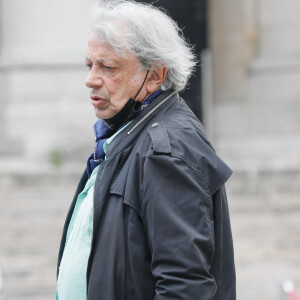 Hervé Vilard (René Villard) - Arrivées aux obsèques de Françoise Arnoul au cimetière du Père Lachaise à Paris. Le 26 juillet 2021
