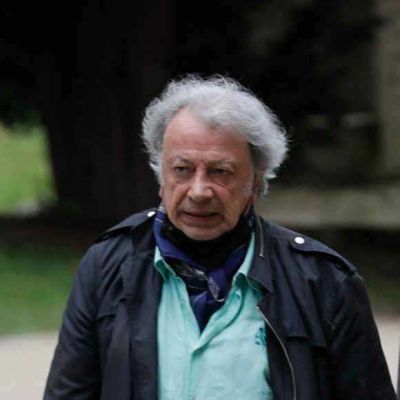 Hervé Vilard (René Villard) - Arrivées aux obsèques de Françoise Arnoul au cimetière du Père Lachaise à Paris. Le 26 juillet 2021