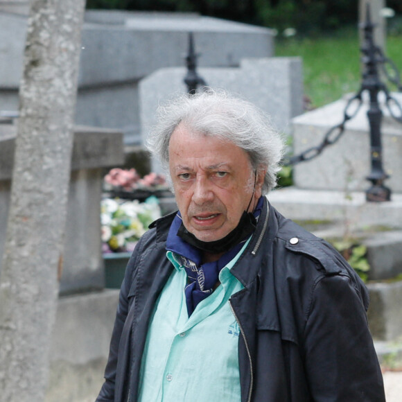 Hervé Vilard (René Villard) - Arrivées aux obsèques de Françoise Arnoul au cimetière du Père Lachaise à Paris. Le 26 juillet 2021