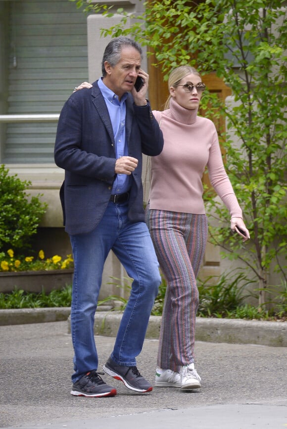 Exclusif - Lady Kitty Spencer, 28 ans, et nièce de Diana, arbore une nouvelle bague en diamants, lors d'une promenade avec son compagnon Michael Lewis, milliardaire de 60 ans, à New York, le 15 mai 2019.