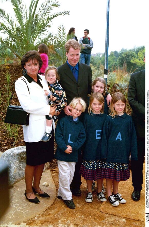 Earl Spencer, Rosa Monkton et leurs filles Kitty, Katya et Elisa, avec leur fils Louis au parc de Kensington à Londres. 