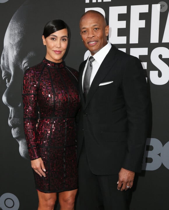 Dr. Dre et sa femme Nicole Young arrivant à la première "The Defiant Onces" de HBO au Studio Paramount, à Los Angeles, le 22 juin 2017.