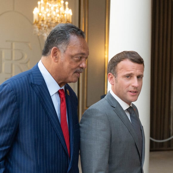 Le président de la République française Emmanuel Macron remet les insignes de commandeur de la Légion d'honneur au Pasteur Jesse Jackson au palais de l'Elysée à Paris, le 19 juillet 2021. © Jacques Witt / pool / Bestimage