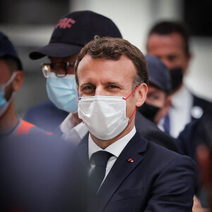 Le président français Emmanuel Macron lors d'une visite à l'usine du constructeur ferroviaire CAF à Bagnères-de-Bigorre, dans le sud-ouest de la France, le 16 juillet 2021. © Thibault Moritz/Pool/Bestimage 