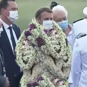 Emmanuel Macron n'a pas été recouvert de colliers de fleurs, lors de son arrivée en Polynésie française.