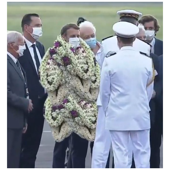 Emmanuel Macron n'a pas été recouvert de colliers de fleurs, lors de son arrivée en Polynésie française.