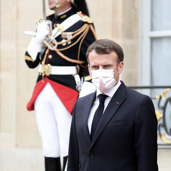 Le président de la République française Emmanuel Macron raccompagne son homologue le président italien au palais de l'Elysée à Paris, France, le 5 juillet 2021. © Stéphane Lemouton/Bestimage 