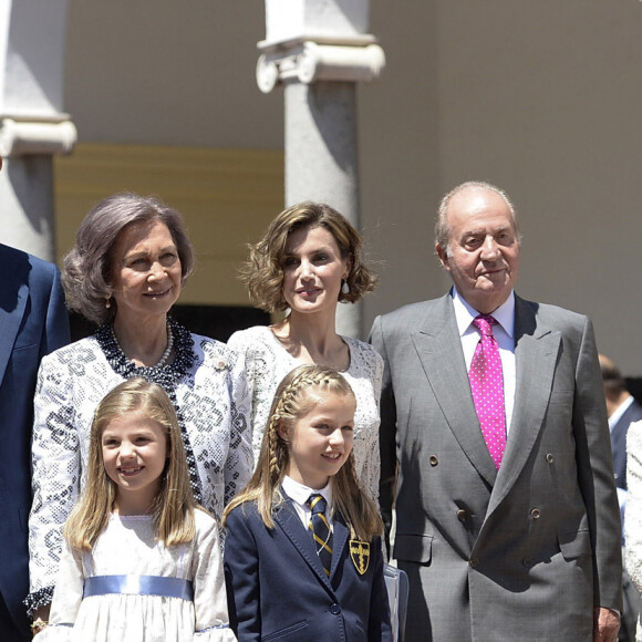 Jesus Ortiz, le roi Felipe VI d'Espagne, la reine Sofia d'Espagne, la Letizia d'Espagne, ses filles Leonor et Sofia, le roi Juan Carlos d'Espagne, la grand-mère de Letizia, Menchu Alvarez del Valle et Paloma Rocasolano assistent à la première communion de la princesse Leonor. Madrid, le 20 mai 2015.