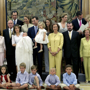 La famille royale d'Espagne, avec la reine Letizia, son mari le roi Felipe, leurs filles Leonor et Sofia, la reine Sofia (au milieu, en jaune), le roi Juan Carlos (en cravate jaune) et la grand-mère de Letizia, Menchu Álvarez del Valle (extrême droite). Madrid, mai 2007.