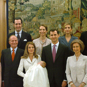 La reine Letizia d'Espagne, le roi Felipe, leur fille Leonor, le roi Juan Carlos, la reine Sofia et Menchu Álvarez del Valle, la grand-mère de la reine Letizia d'Espagne (enxtrême droite). Madrid, janvier 2006.