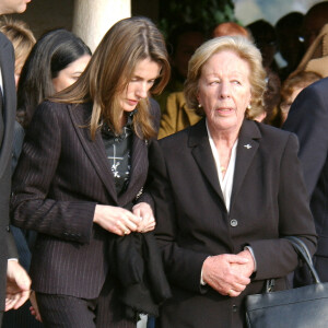 Le prince Felipe, la princesse Letizia et sa grand-mère Menchu Álvarez del Valle, assistent aux obsèques de José Luis Ortiz Velazco (mari de Menchu Álvarez del Valle et grand-père de la princesse Letizia) en mars 2005.