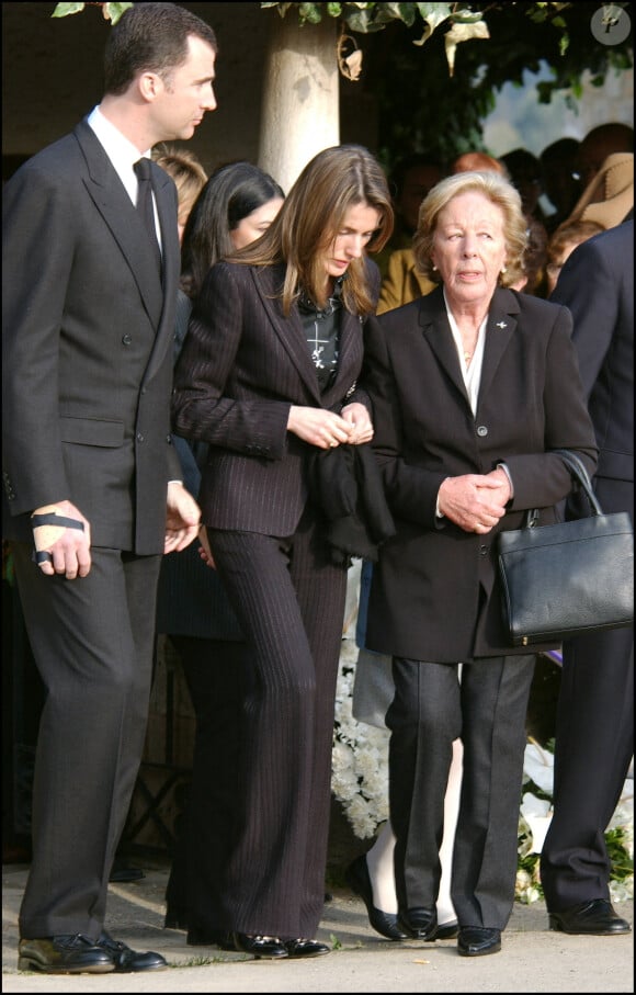 Le prince Felipe, la princesse Letizia et sa grand-mère Menchu Álvarez del Valle, assistent aux obsèques de José Luis Ortiz Velazco (mari de Menchu Álvarez del Valle et grand-père de la princesse Letizia) en mars 2005.