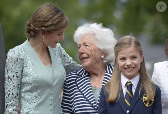 La reine Letizia d'Espagne, sa grand-mère Menchu Álvarez del Valle, et sa fille, la princesse Sofia, assistent à la première communion de l'adolescente. Madrid, le 17 mai 2017.