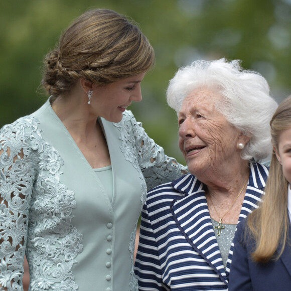 La reine Letizia d'Espagne, sa grand-mère Menchu Álvarez del Valle, et sa fille, la princesse Sofia, assistent à la première communion de l'adolescente. Madrid, le 17 mai 2017.