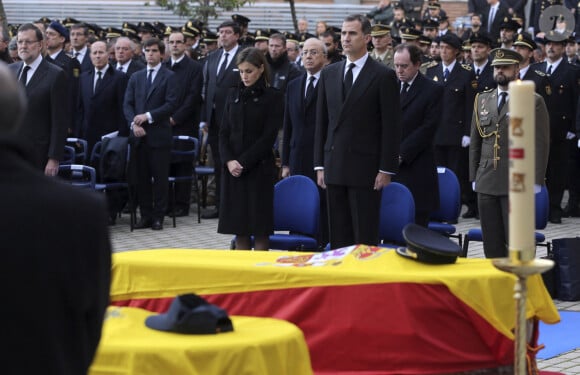 La reine Letizia d'Espagne et le roi Felipe assistent aux obsèques des deux policiers espagnols, Jorge Garcia Tudela et Gabino San Martin Hernandez tués lors d'une attaque des talibans à Kaboul. Le 15 décembre 2015.